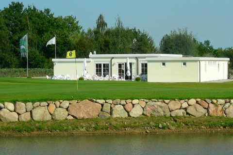Das Clubhaus des Golfplatzes Siek in Schleswig-Holstein